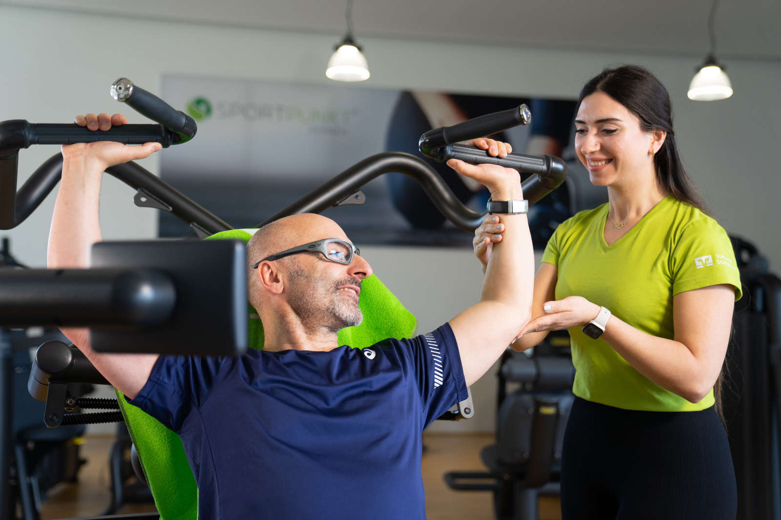 Beratung im Sportpunkt durch Fitnesstrainerin beim Zirkeltraining