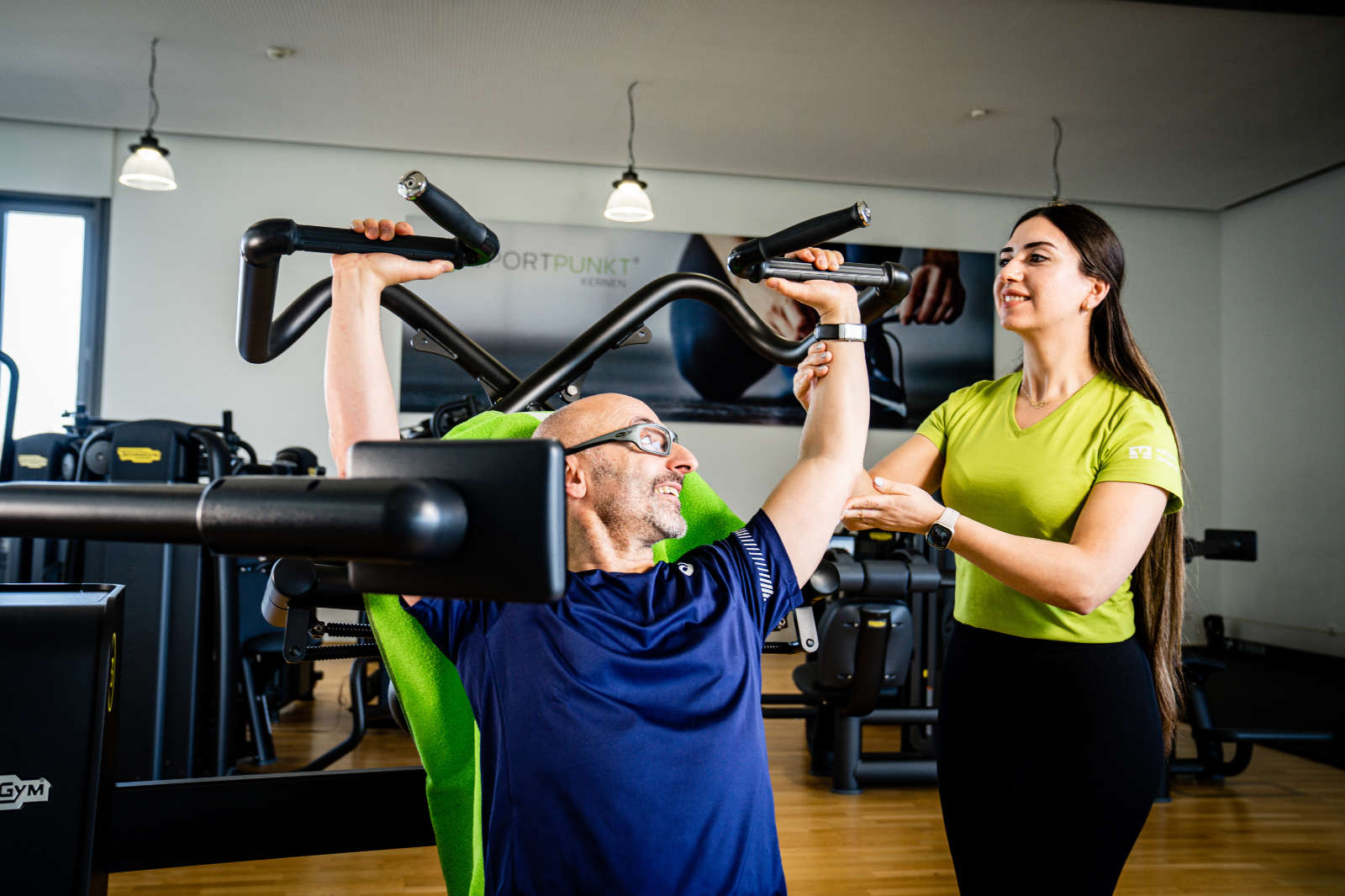 Beratung im Sportpunkt durch Fitnesstrainerin beim Zirkeltraining